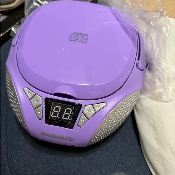 Magnavox MD6924-PL Portable Top Loading CD Boombox with AM/FM Stereo Radio - Picture 3 of 6